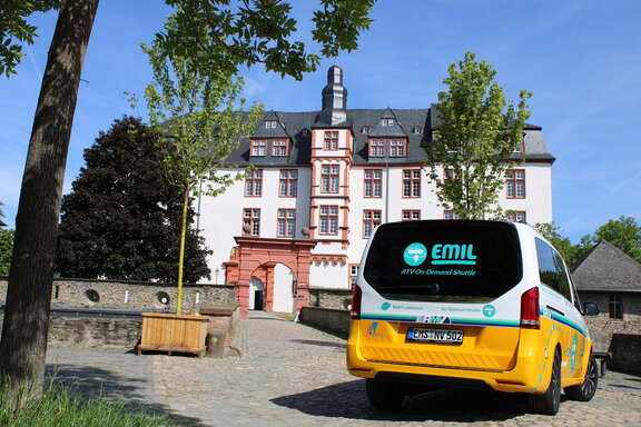 Idsteiner EMIL vor dem Schloss Zu sehen ist der On-Demand-Shuttle EMIL vom Typ Mercedes vor dem Idsteiner Schloss.