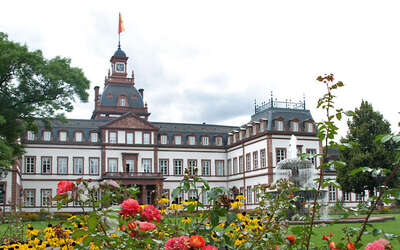 Vergrößerte Ansicht: Blick auf das Schloss mit Blumen im Vordergrund