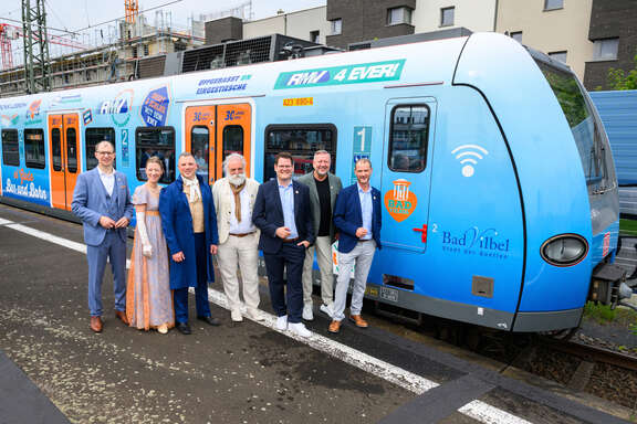 Mehrere Personen vor einer S-Bahn.