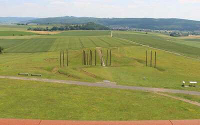 Vergrößerte Ansicht: Blick von der Dachterrasse des Museums auf Grabhügel