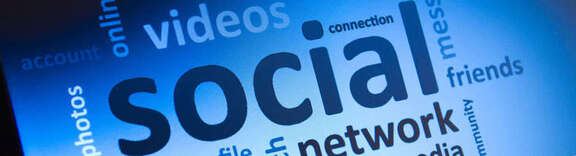 Bildschirm mit Social Media-Schriftzügen