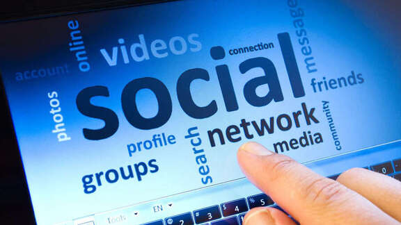 Bildschirm mit Social Media-Schriftzügen