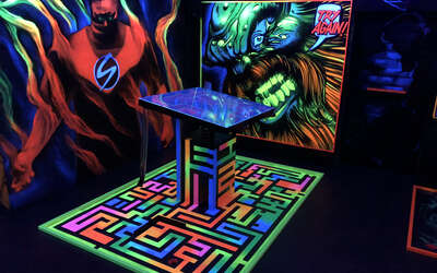 Vergrößerte Ansicht: Golfbahn-Labyrinth mit einem Tisch in der Mitte