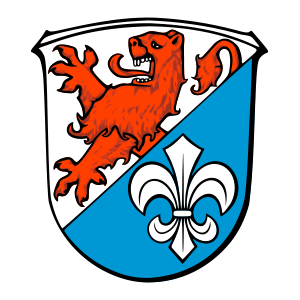 Wappen Hattersheim: Schild schräglinks geteilt in silber und blau; im silbernen vorderen Teil ein wachsender roter Löwe, im blauen hinteren Teil eine silberne Lilie.