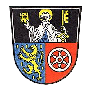 Wappen Hofheim: Oberer schwarzer Schildteil: wachsender Heiliger Petrus mit goldenem Heiligenschein, silbernem Obergewand, blauem Untergewand, in rechter Hand goldenes Buch, links goldener Schlüssel. Unteres Schildfeld geteilt: links ein goldener, rot bewehrter Löwe vor golden Schindeln auf blauem Grund; rechts ein silbernes sechsspeichiges Rad auf rotem Grund.